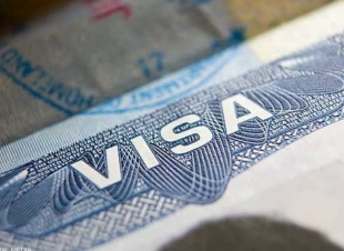 ترامب يسعى لإلزام السياح بالكشف عن حساباتهم على مواقع التواصل قبل دخول الولايات المتحدة